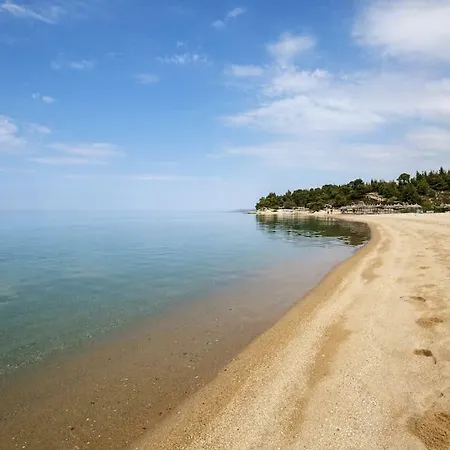 Traditional Beachfront In Kalogria! Feriehus