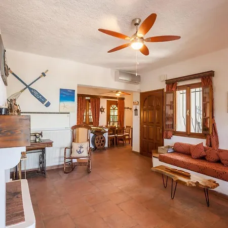 Traditional Beachfront In Kalogria! Feriehus