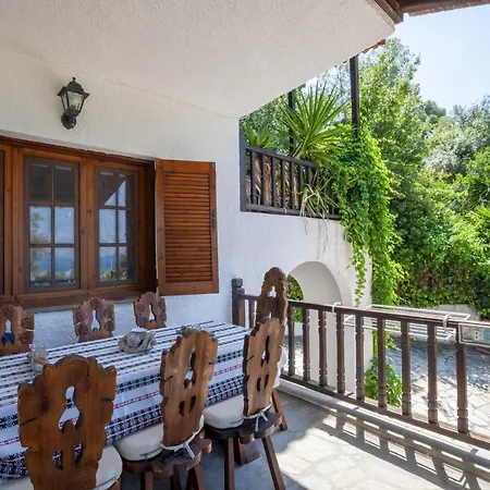 Traditional Beachfront In Kalogria! Feriehus