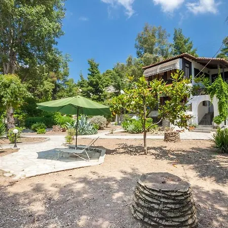 Traditional Beachfront In Kalogria! Feriehus