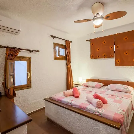 Traditional Beachfront In Kalogria! Feriehus *