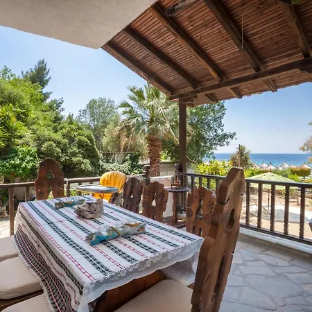 Traditional Beachfront In Kalogria! Feriehus *